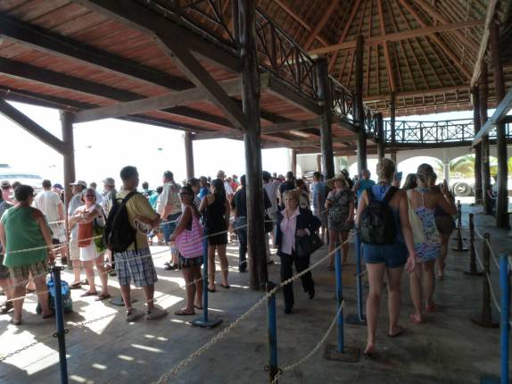 Fila do ferry de Playa del Carmen à Cozumel, no sul do México